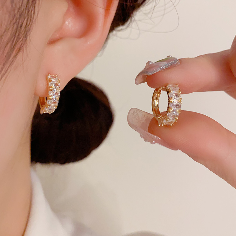 Internet celebridad estilo pequeño exquisito elegante circón oído hebilla de moda todo fósforo oído anillo nicho diseño Super Flash pequeñas gotas para los oídos pendientes