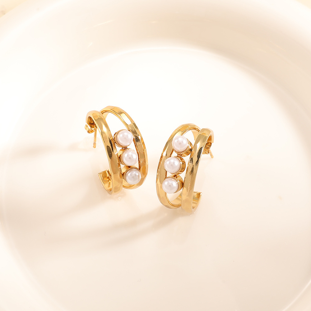 Diamante geométrico en forma de C pendientes de orejas de mujer temperamento coreano amor pendientes de orejas de corazón simple y compacto al por mayor