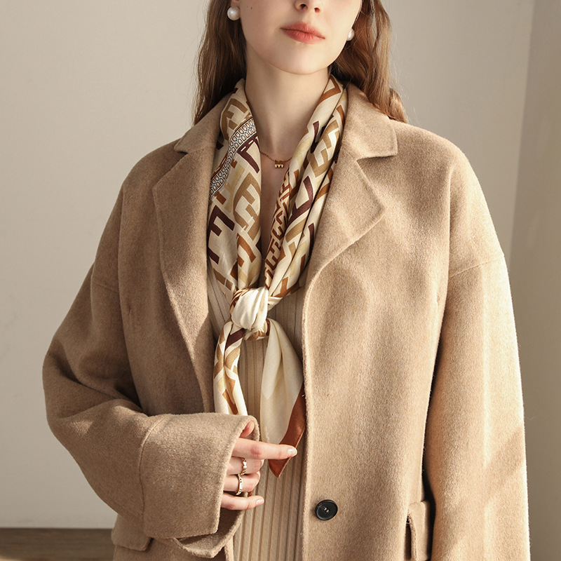 Diseño europeo y americano letra impresa 90 bufandas cuadradas temperamento elegante para mujeres con un chal decoración profesional bufandas