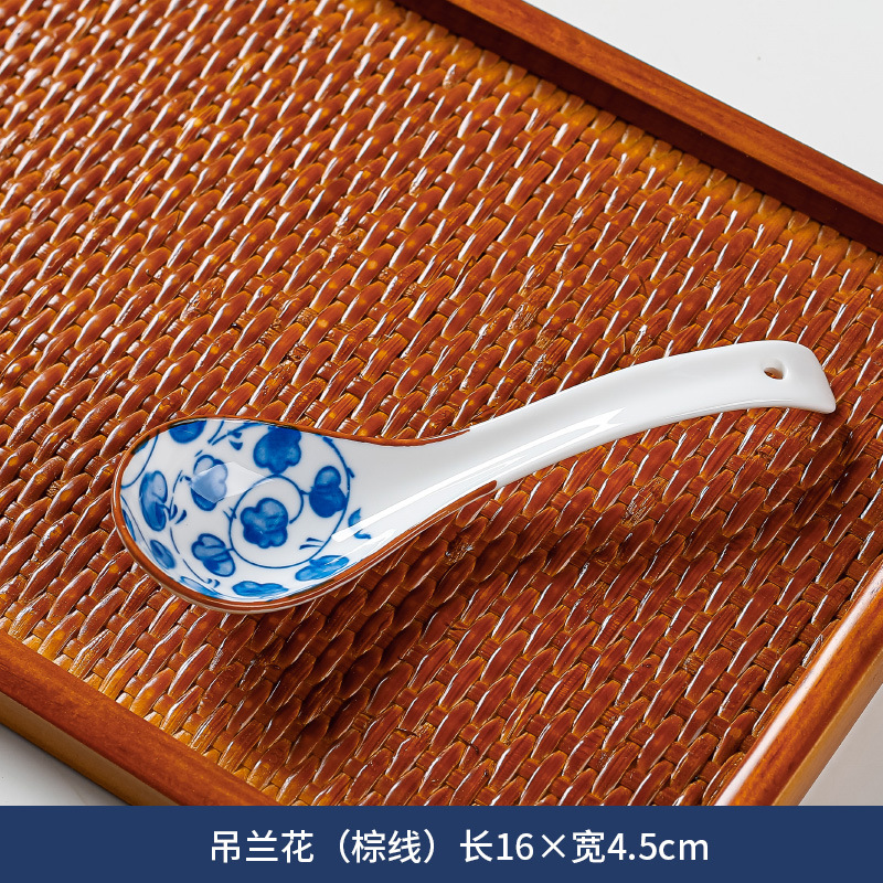 Cuchara de sopa pequeña de estilo japonés cuchara de cerámica azul y blanca creativa hogar engrosada mango curvo anti-escaldado comiendo cuchara de sopa al por mayor