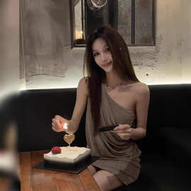 TZ6638纯欲风法式斜肩设计感连衣裙女气质名媛精致显瘦辣妹包臀裙