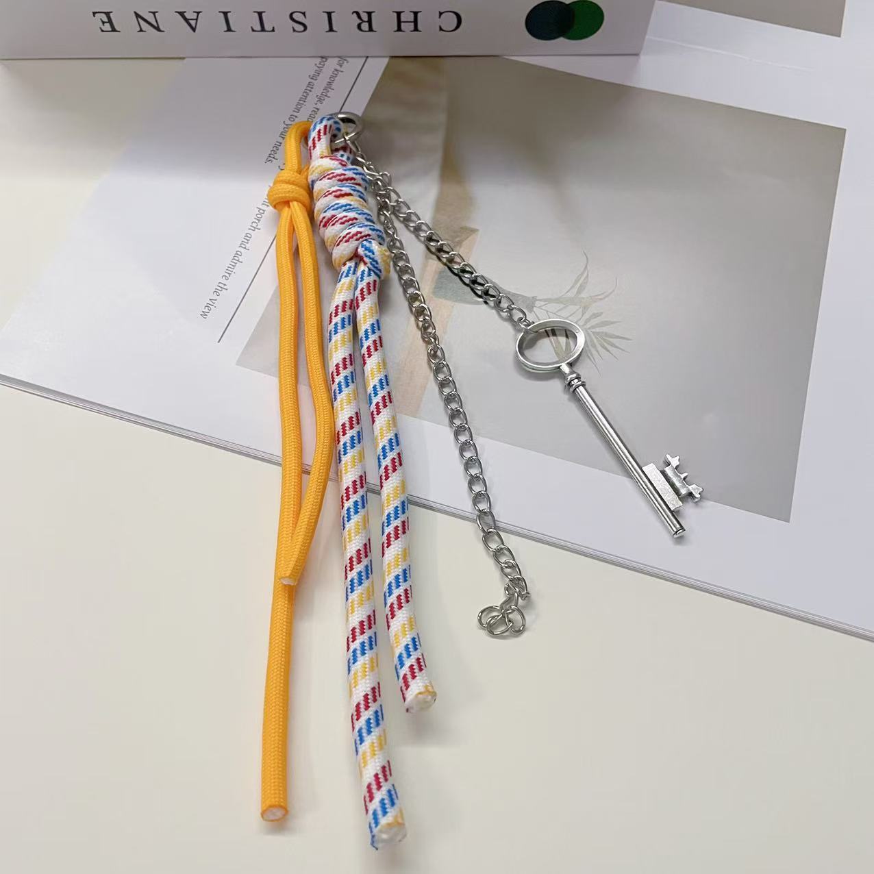 파란색과 흰색 밧줄과 열쇠