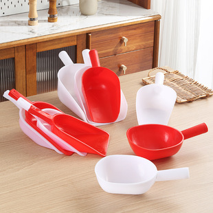Thickened plastic feed shovel household chicken duck pig poultry feeding feeding water scoop farm feeding feeding scoop