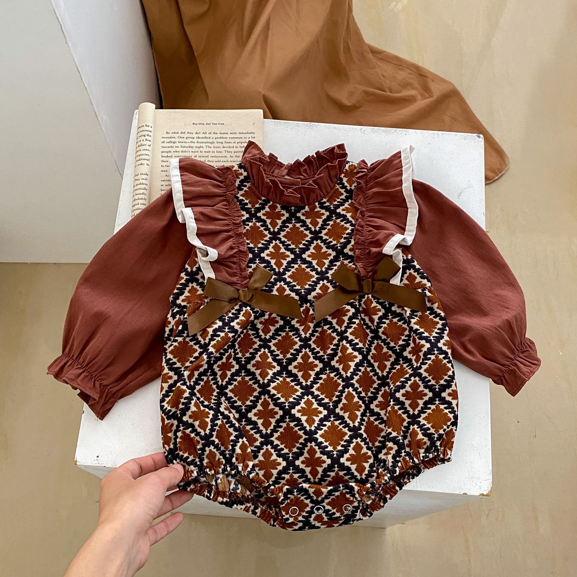 Ins 2024 autunno vestito bambina neonata velluto a coste stampa contrasto manica lunga con cappuccio gattonamento tuta_voghion.com