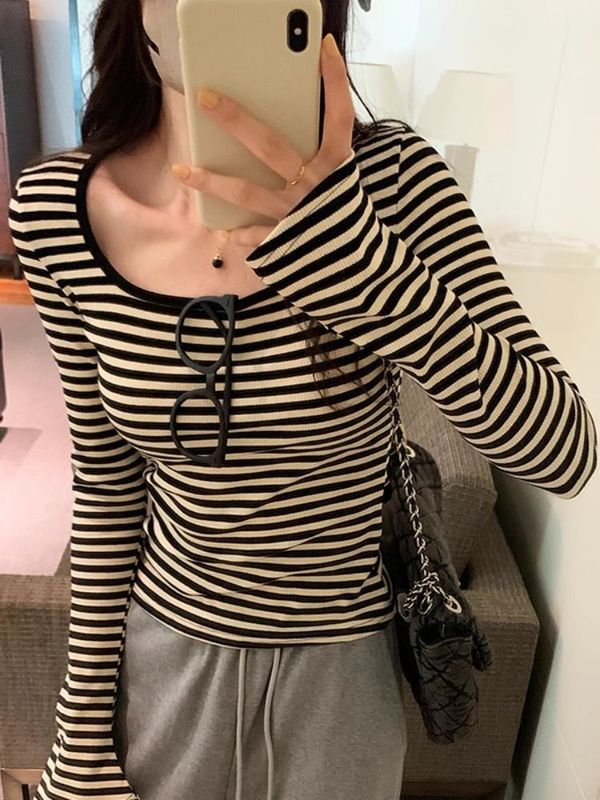 レトロな色の方襟のストライプの長袖のtシャツの女性の秋冬のデザイン感の修身の中で底のシャツの正肩の上着を掛けます。|undefined