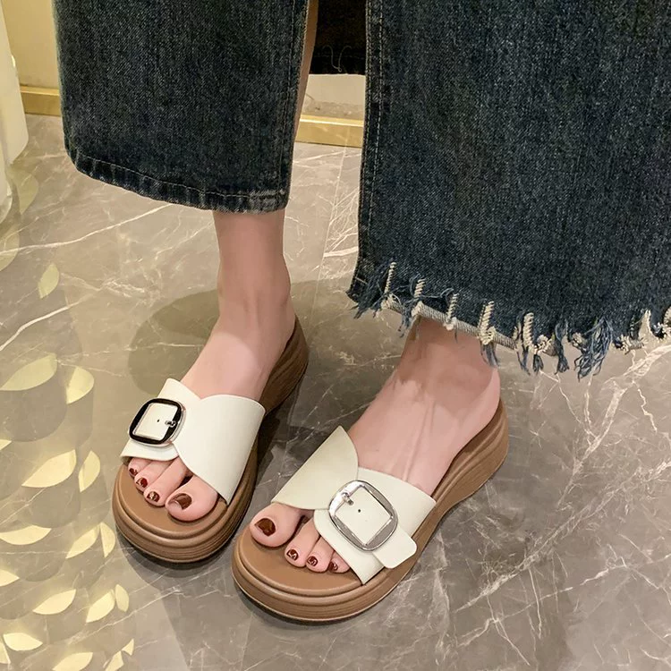 Внешняя торговля толстым дном тапки для кексов женский 2025 летний новый европейский и американский модный ремень пряжка