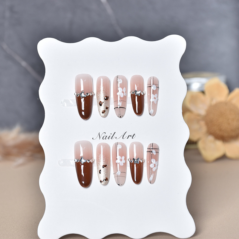 Otoño y invierno marrón desgaste de uñas elípticas pequeñas flores manuales manicure parche de uñas fabricantes al por mayor parche de uñas largo