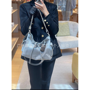 �羳�HŮʿcarryall���~��С̖朗l��б��μ�����l�r�аٴ�Ů��