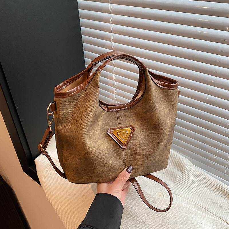 Bolso de mano de textura para mujeres 2024 otoño y invierno nuevo estilo retro de moda empalme de gran capacidad de viaje de hombro bolso de mujer