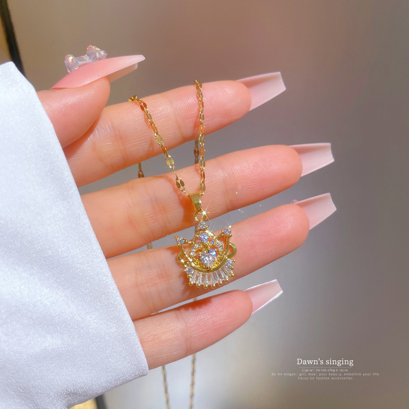 Collar con colgante de corona y circonitas chapado en oro_voghion.com