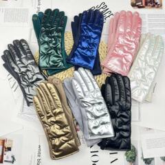 秋冬の新型の女性のスエードの皮の絨毯は手袋をつなぎ合わせます。