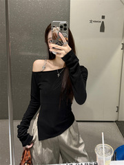 韩系黑色斜领露肩链条长袖T恤女秋季不规则修身短上衣内搭打底衫
