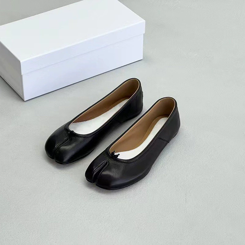 Летние 2025 новые стильные оптовые не фирменные потрескавшиеся кожаные плоские серебряные слипоны с раздельным носком из свиных ножек