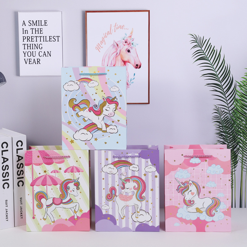Nuevo estampado unicornio bolsas de regalo cartón blanco embalaje de regalo bolsas de papel comercio exterior bolsa mayorista de inventario