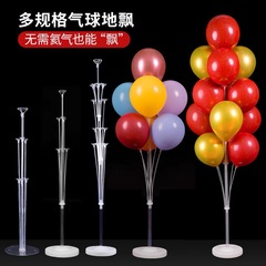 テーブルの風船の支柱の柱の道案内のポールの結婚の誕生日の装飾のシーンは結婚祝いの展示棚を配置します。
