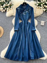 中国风复古文艺重工刺绣翻领长袖收腰牛仔连衣裙女2025秋季长裙子