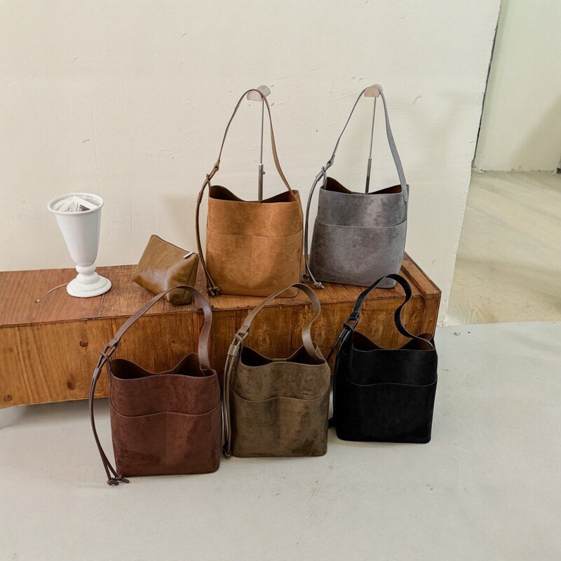 Cross-border new minimalist commuter crossbody bag for women, featuring a suede-like texture, a bucket bag design, a retro style, and a large capacity, making it a versatile shoulder tote bag Cross-border new minimalist commuter crossbody bag for women, featuring a suede-like texture, a bucket bag design, a retro style, and a large capacity, making it a versatile shoulder tote bag