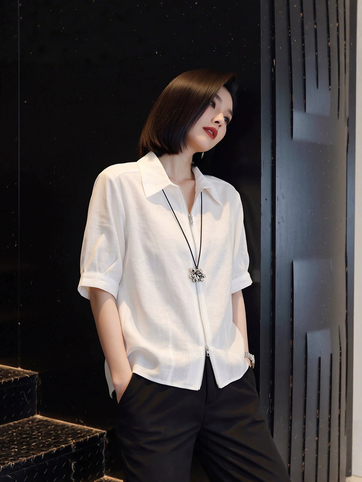 Áo sơ mi nữ ngắn tay cổ lật phối dây kéo thiết kế — màu trắng