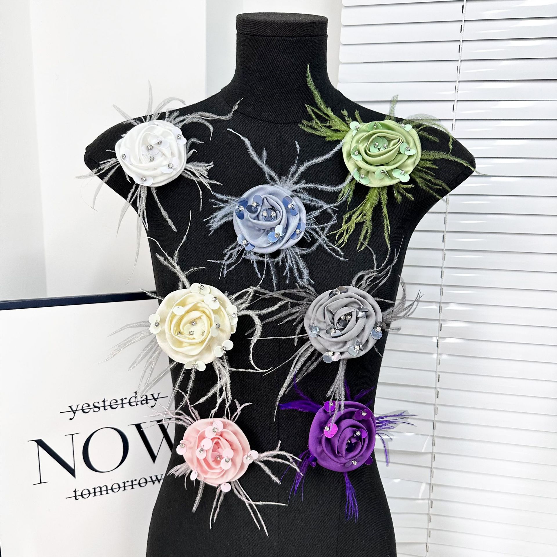 Plumas estereoscópicas flores sequillas sombrero de perforación vestido vestido vestido de rendimiento DIY coche colgar bolsas accesorios para el cabello accesorios