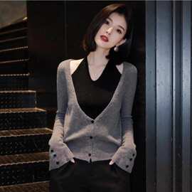 6091法式假两件V领挂脖针织衫女春秋时尚微显瘦减龄百搭毛衣上衣