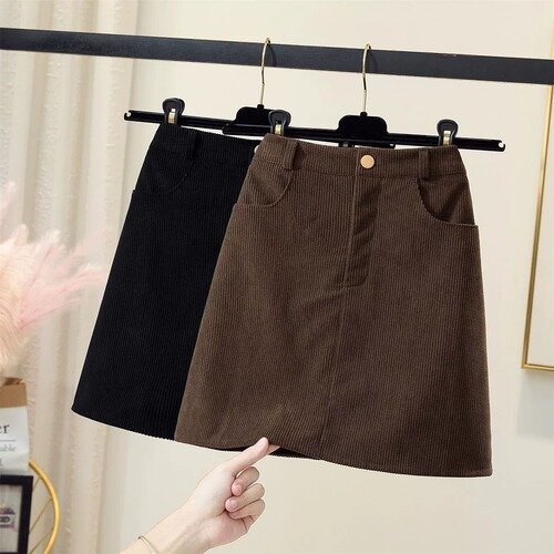 Black corduroy half-length skirt for plus-size women, autumn and winter, body-hugging, A-line, slimming, versatile one-step short skirt.