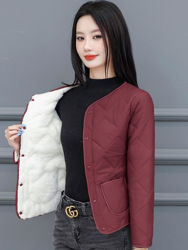 秋冬ダウン綿服の女性の内胆の短いサイズの中に保温綿服を着ています。|undefined