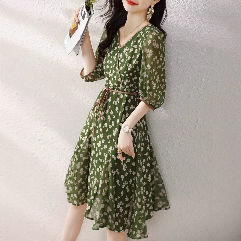 Đầm maxi nữ thắt eo tay ngắn đuôi cá họa tiết hoa xanh — Hoa màu xanh lá cây chi tiết 2