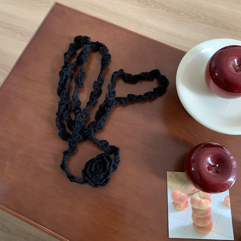 Pañuelo de seda, tira larga, sentido de alta calidad, nuevo estilo, flor de ganchillo tejida a mano, bufanda estrecha, serpentina, collar de cadena de clavícula