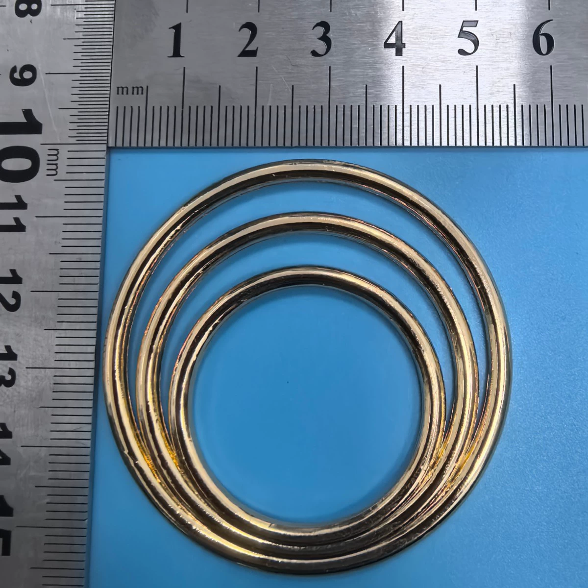 Фабрика спот оптом европейские и американские модные кожаные пряжки