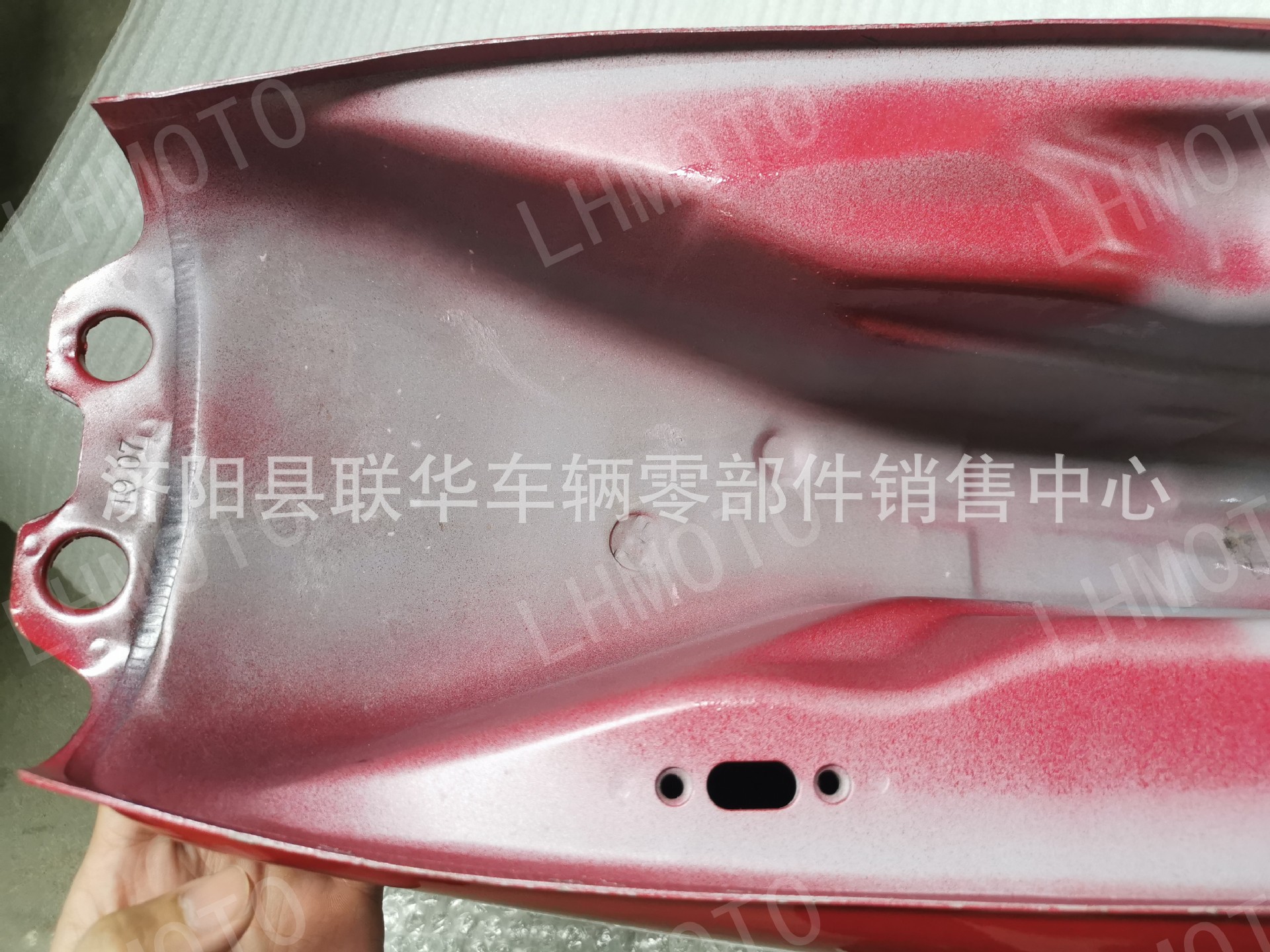 Suitable for Suzuki Gn125 Motorcycle Gasoline Tank, Fuel Tank, Red Prince Accessories and Equipment