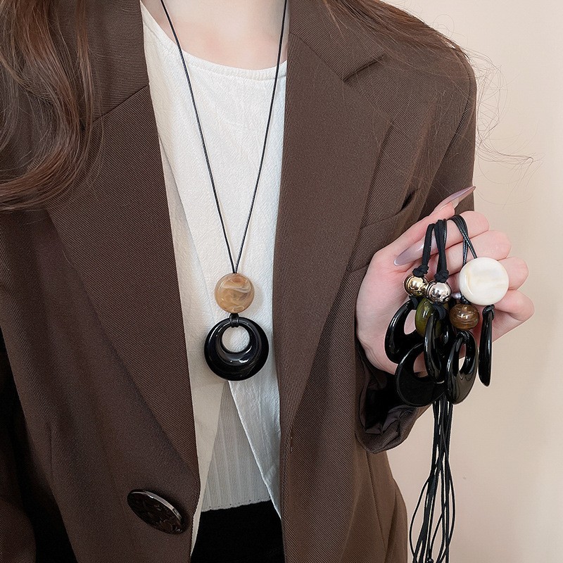 Nuevo estilo de cuero chino, colgante, collar de borlas, estilo étnico femenino, cadena de suéter retro de nicho, moda, artículos de alta gama