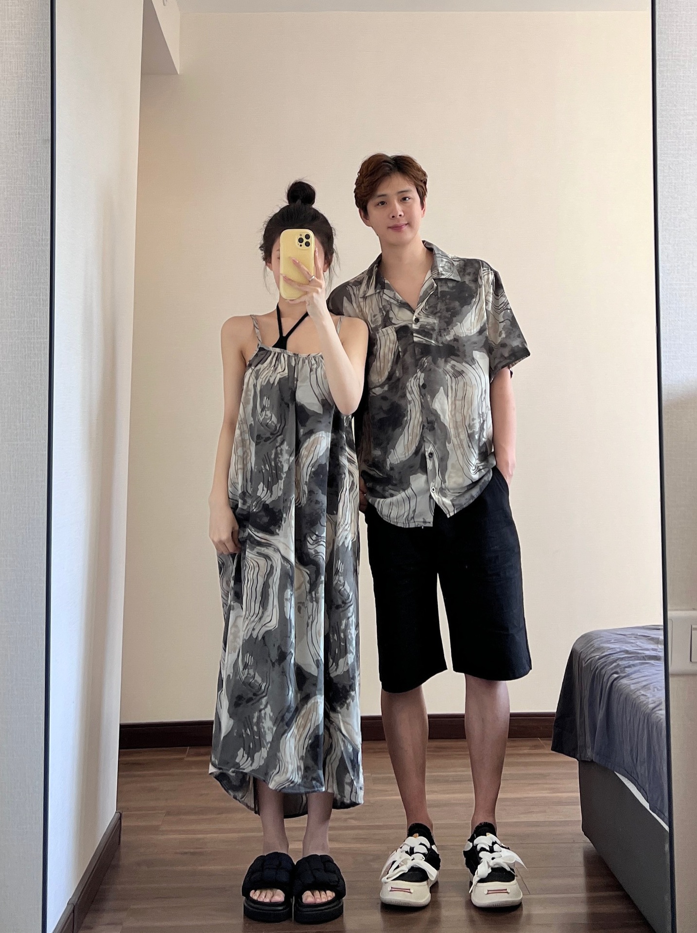 커플 의상 여름 2023 새로운 휴가 해변 복장 짧은 소매 셔츠 가짜 투피스 원피스