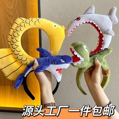 かわいいアニメのカチューシャが鯉の恐竜の頭飾りをしています。