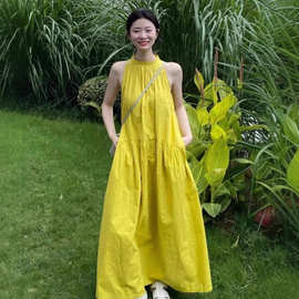 茶歇法式慵懒风无袖连衣裙2025新款女夏简约黄色a字大裙摆挂脖裙