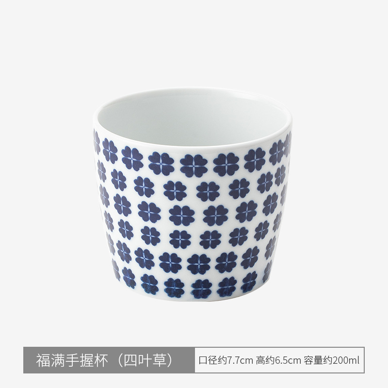Fuman holds the cup in his hand (four-leaf clover)