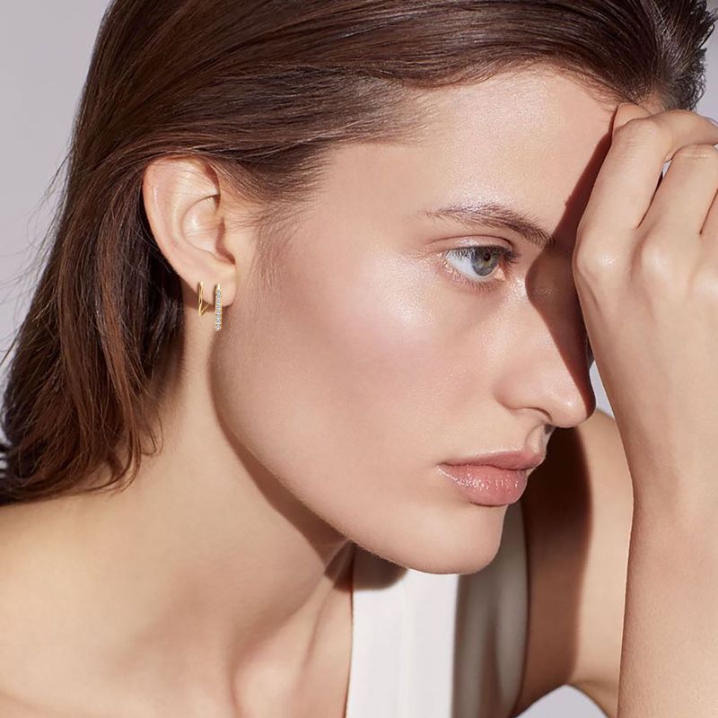 Exquisite Silver Earrings for Girls: New Rotating S925 Sterling Silver Stud Earrings with Shimmering Moissanite