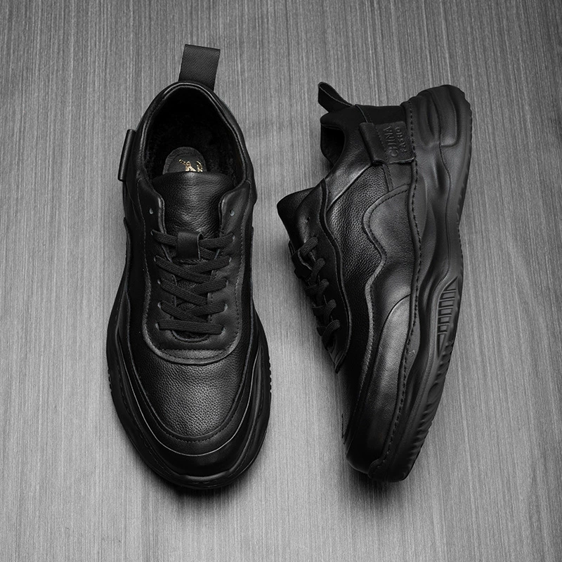 Прямые поставки с фабрики: маленькие черные туфли, мужские кроссовки из натуральной кожи, мужская обувь в европейском стиле, осенне-зимние модные новые кожаные туфли на толстой подошве оптом.