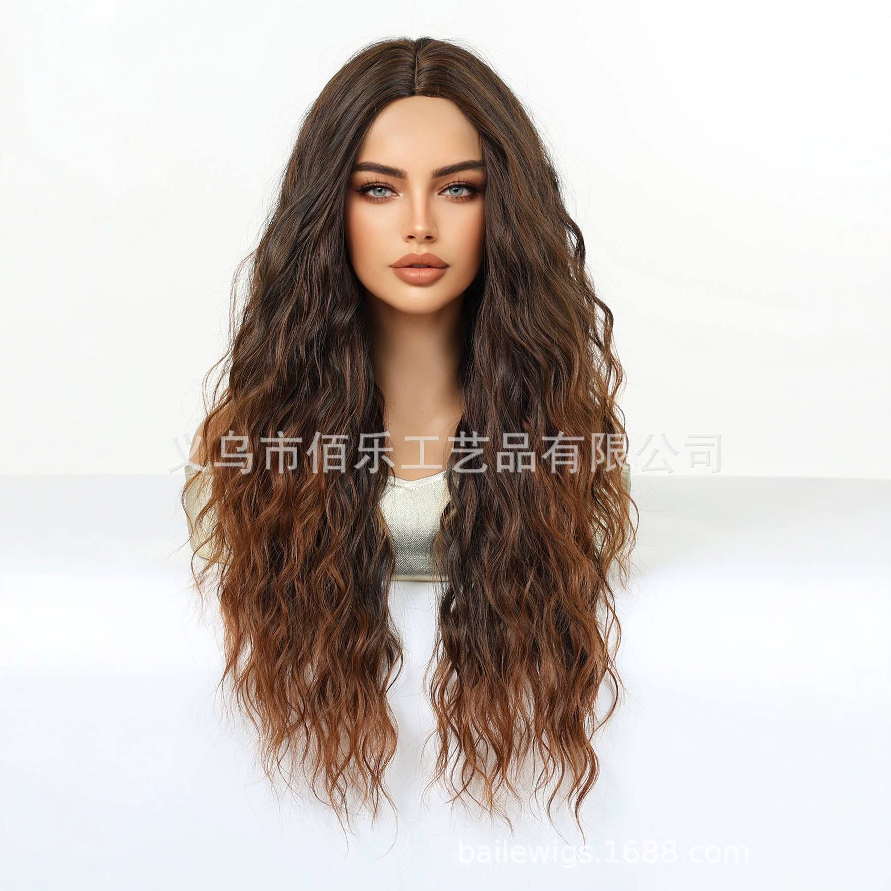 Pequeña pelucca de cabello de mujer cubierta de cabello negro marrón medio largo rizado Xuchang pelucca fibra química pelucca de mujer en stock