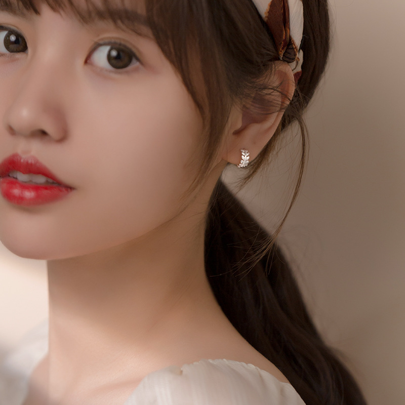 Eloch S925 Ginksen pequeño perfiles de oliva fresco temperamento compacto de hoja de dama aretes E7910