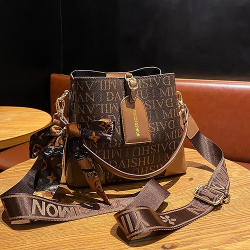 Bags for women  new autumn and winter fashion versatile high-end texture niche rhombus chain portable crossbody bag