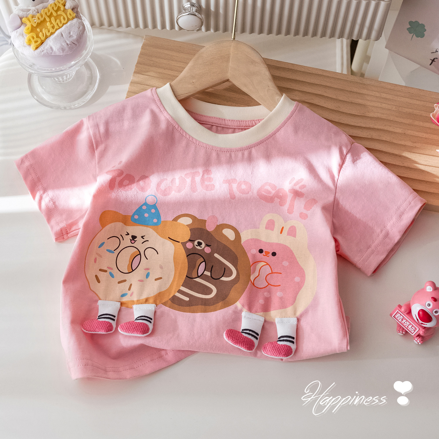 女の子の夏の半袖のtシャツのかわいい漫画のプリントの立体の人形の半袖のベストの赤ちゃんの洋気は色の上着にぶつかります。