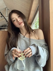 アメリカのレトロな灰色の斜めの肩の服の女性の春のデザイン感の小さい大衆は肩を現してゆったりしていて痩せている中の長い上着を現します。