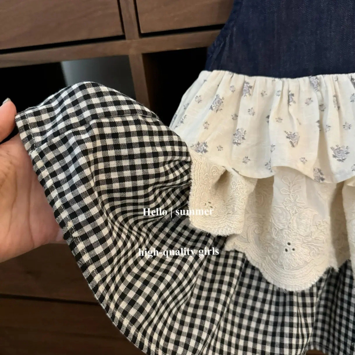 Xianning Seven Girls Baby Summer New Products Falda de chaleco sin mangas Falda de mezclilla con costuras a cuadros florales Falda de pastel apilada