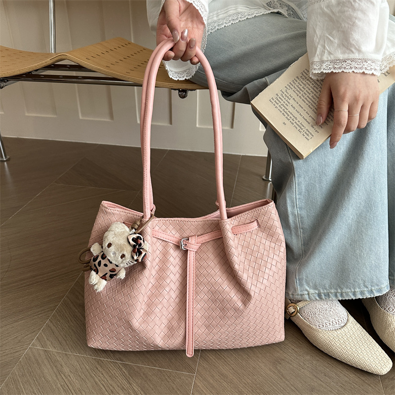 Versátil, simple, elegante, textura superior, primavera y verano, 2026 nueva bolsa de hombro para mujeres de viajes casuales de color sólido, plegado