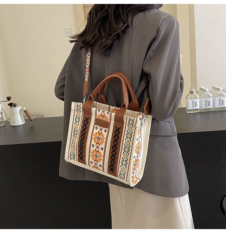 Women's Large Canvas Flower Elegant Vintage Style Streetwear Square Zipper Tote Bag display picture 9