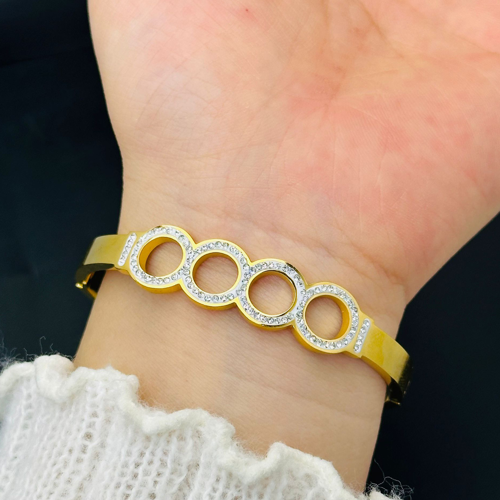 Xia Xia Zhong diseño ligero lujoso oro titanio acero pulsera de acero inoxidable para mujeres de alta calidad temperamento simple
