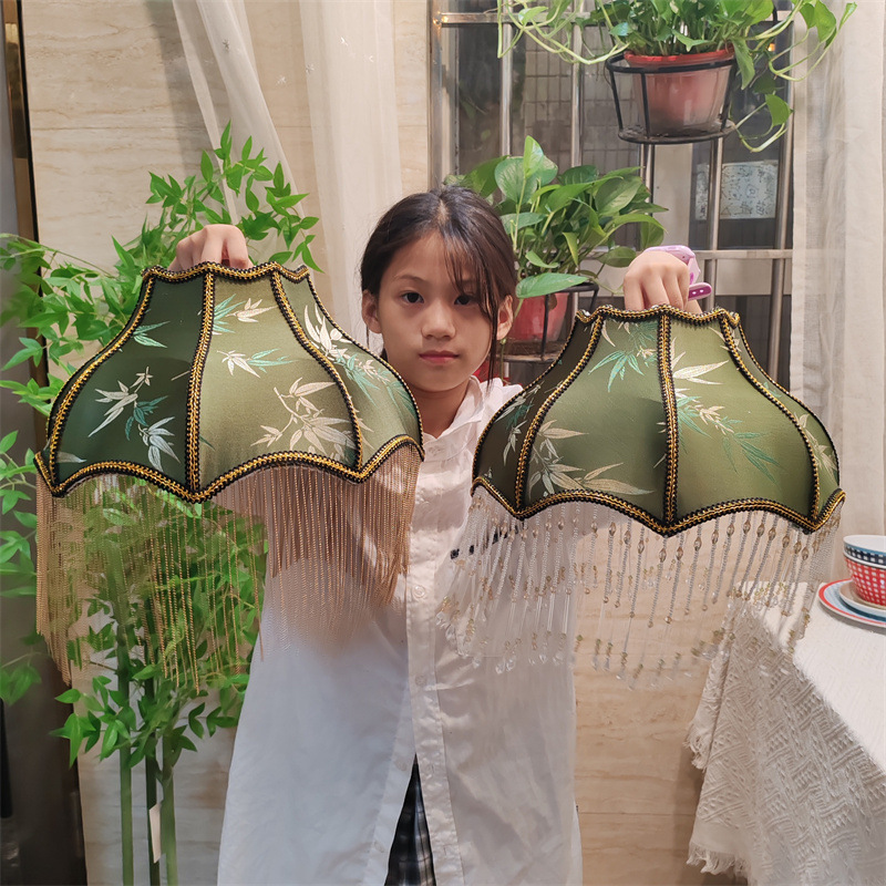 Venta única de pantalla de lámpara francesa retro cadena alargada borla cuentas colgantes tela de hoja de bambú Phnom Penh pantalla de lámpara lámpara de mesa araña universal