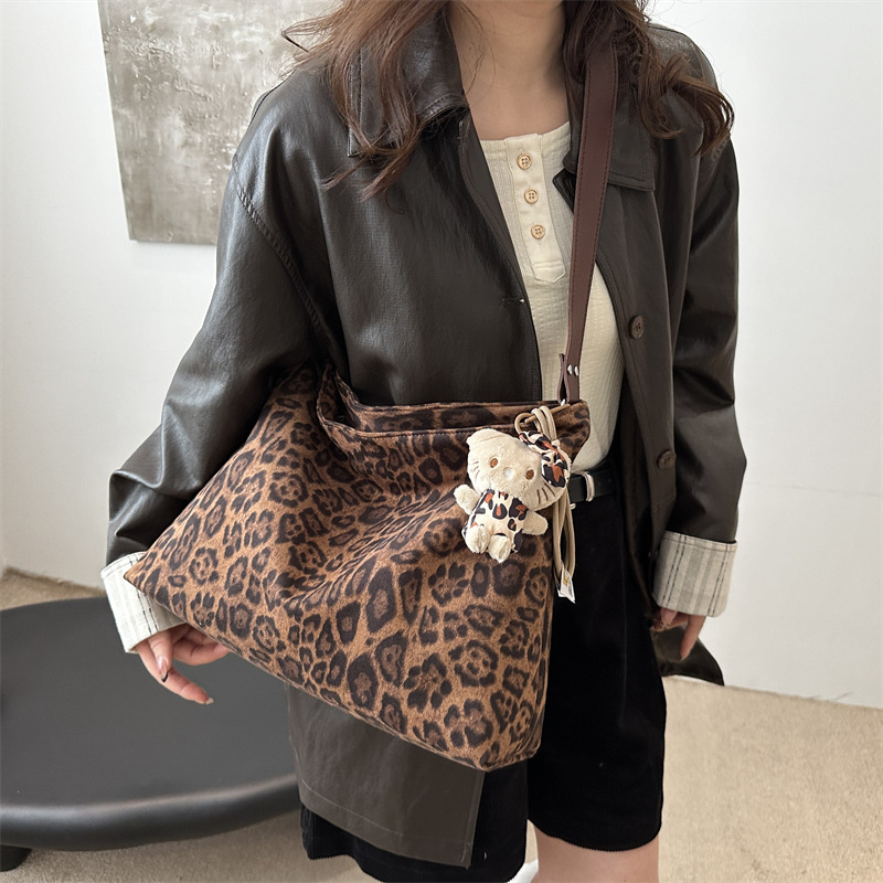 Bolsa especial retro de gas extranjero para mujeres 2024 nuevo otoño y invierno de moda leopardo de gran capacidad bolso de hombro para trabajar bolso de mujer