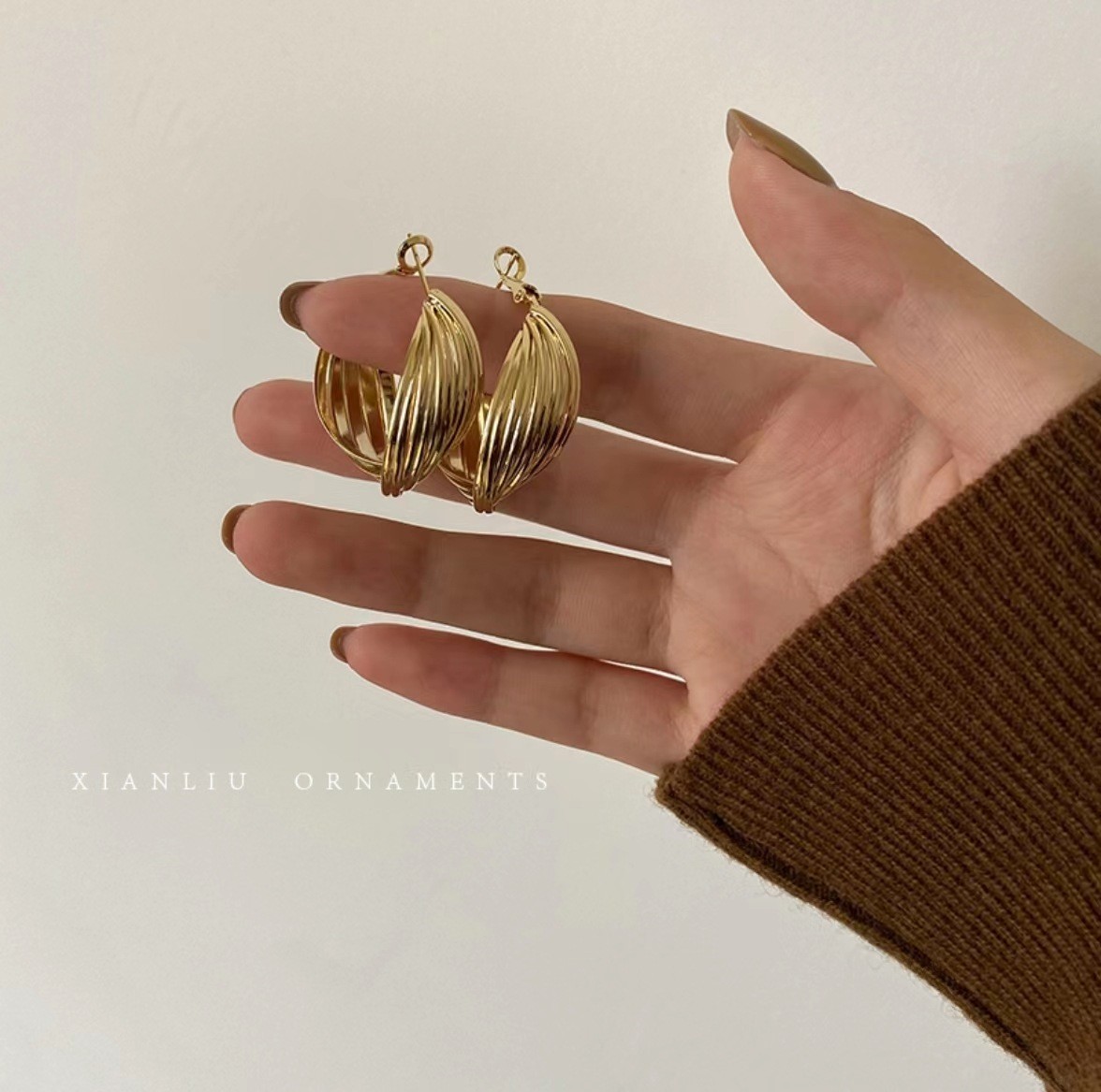 Gold twisted earrings