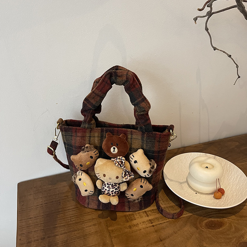 卡通黑皮玩偶猫趣味手拎格子水桶包新款时尚秋冬毛呢斜挎包单肩包